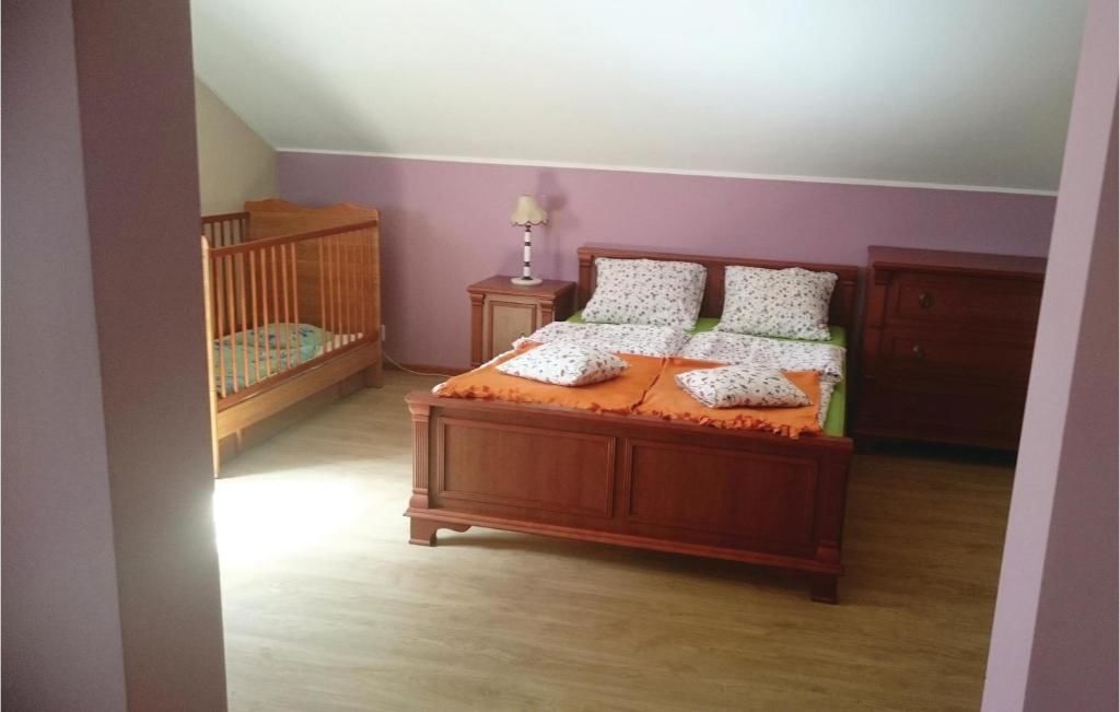 Дома для отпуска Three-Bedroom Holiday home in Slawno Sławno
